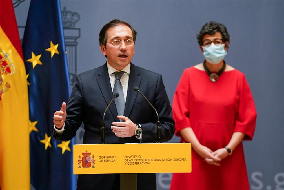 Archivo - El ministro de Asuntos Exteriores, Unión Europea y Cooperación, José Manuel Albares, interviene tras recibir la cartera ministerial de manos de su predecesora, Arancha González Laya