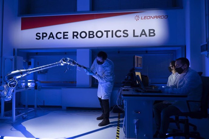 Archivo - Brazo robótico que recogerá muestras en Marte