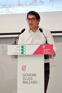 El conseller de Modelo Económico, Turismo y Trabajo y, también, portavoz del Govern, Iago Negueruela, en rueda de prensa.
