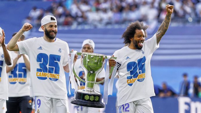 Archivo - Karim Benzema y Marcelo con el trofeo de campeones de LaLiga Santander 2021-2022