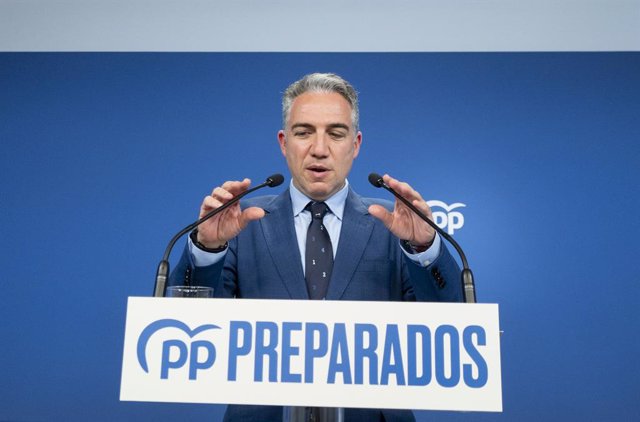 Archivo - El coordinador general del PP, Elías Bendodo, en una rueda de prensa tras el Comité de Dirección del PP, en la sede de la calle Génova, a 11 de abril de 2022, en Madrid (España). Esta es la segunda reunión del comité de dirección del Partido Pop