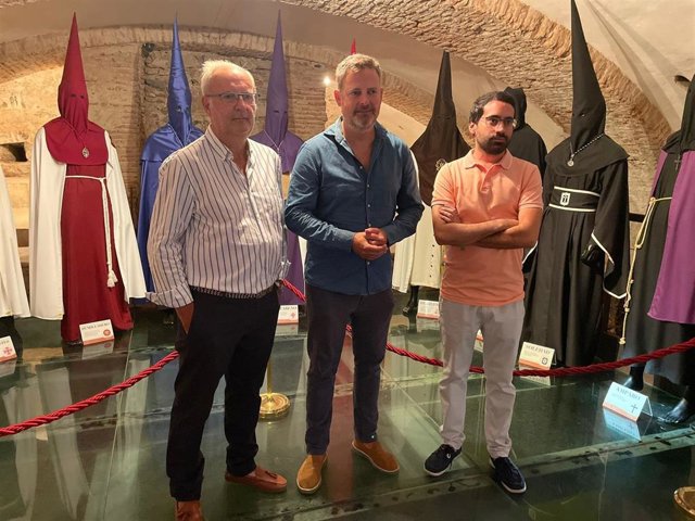 El presidente de la Unión de Cofradías, el concejal de Turismo y el presidente de los Jóvenes Cofrades en la visita al Centro de Divulgación de la Semana Santa