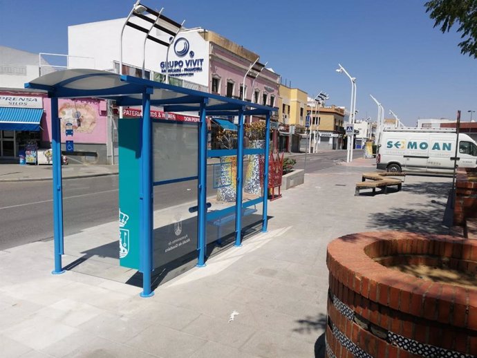 Nuevas marquesinas de las paradas de autobús de Alcalá de Guadaíra, en Sevilla.