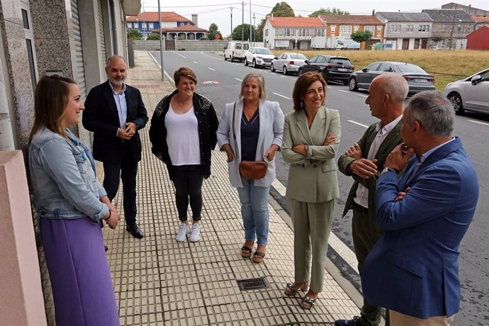 La conselleira de Medio Ambiente, Territorio e Vivenda, Ángeles Vázquez, en Curtis (A Coruña) junto al alcalde, Javier Caínzos y una beneficiaria de un programa de compra de vivienda para jóvenes