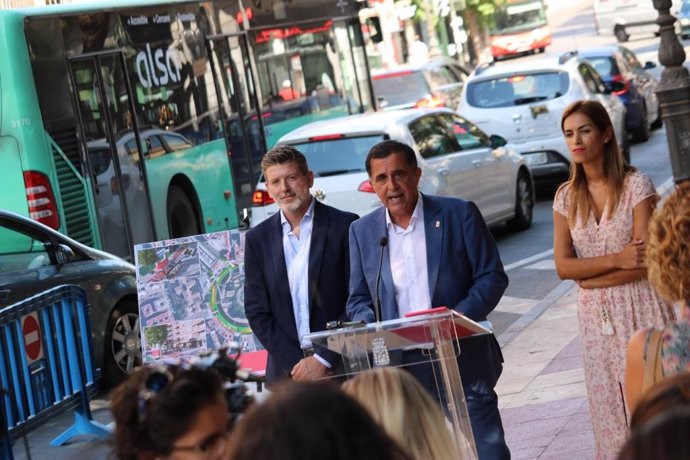 El alcalde de Murcia, José Antonio Serrano, acompañado por los concejales Carmen Fructuoso y Juan Fernando Hernández, presenta el proyecto que transformará los entornos del jardín de Floridablanca y de la Plaza Circular