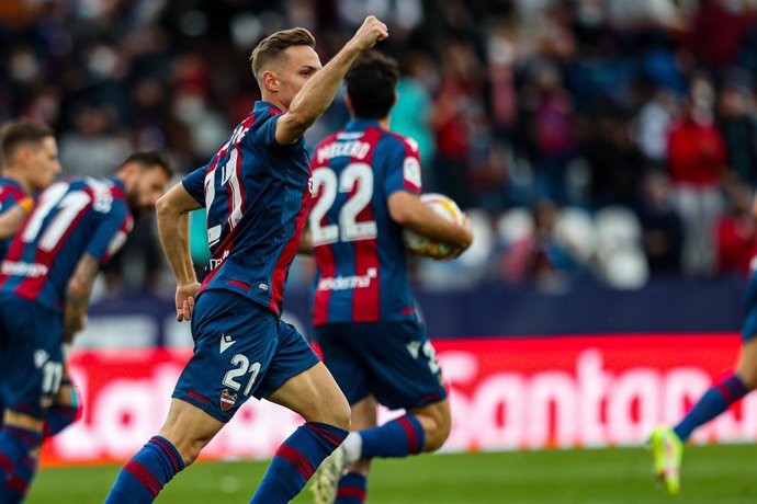 Archivo - Dani Gomez of Levante UD celebrates a goal during the Santander League match between Levante UD and Real Betis Balonpie at the Ciutat de Valencia Stadium on February 13, 2022, in Valencia, Spain.