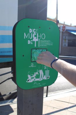 Dispensadores de bolsas para recoger excrementos de mascotas instalados por el Ayuntamiento de Gines de Sevilla.