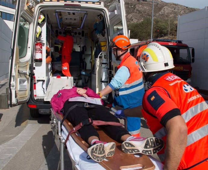Archivo - Un equipo de emergencias sanitarias del 061 de Málaga