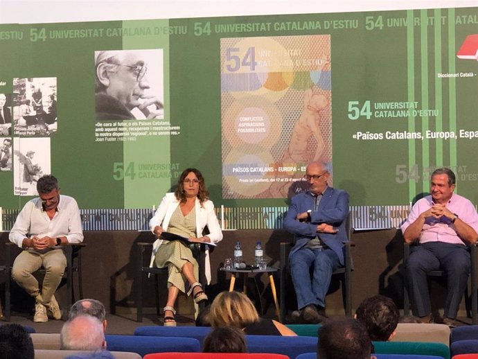 El historiador y miembro de la Societat de Filosofia del País Valenci, Xavier Serra; la consellera de la Presidencia de la Generalitat, Laura Vilagr; el director de la UCE, Jordi Casassas; y el escritor Bernat Joan, en Prades de Conflent (Francia).