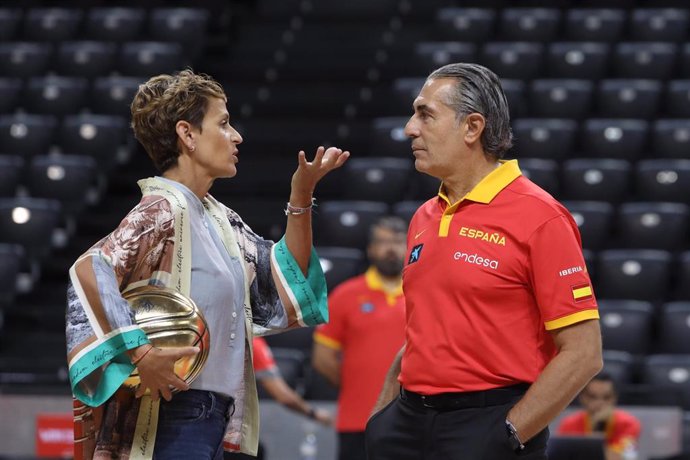 La presidenta del Gobierno de Navarra, María Chivite, conversa con el seleccionador nacional de baloncesto, Sergio Scariolo.