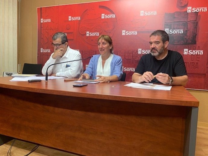 La concejal Yolanda Santos, entre los representantes de Tierraquemada, Alberto Santamaría y Tomás Sanz.