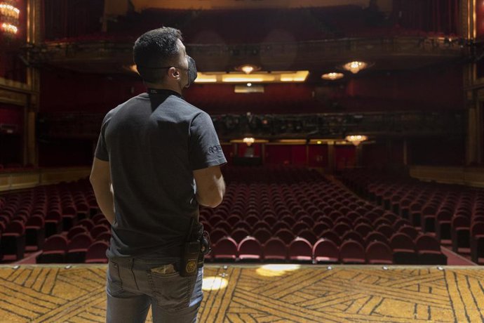 Archivo - Un trabajador técnico revisa luces, escenario, atrezzo, sonido, etc, para que todo funcione de forma correcta antes de comenzar una función musical, en una imagen de archivo.