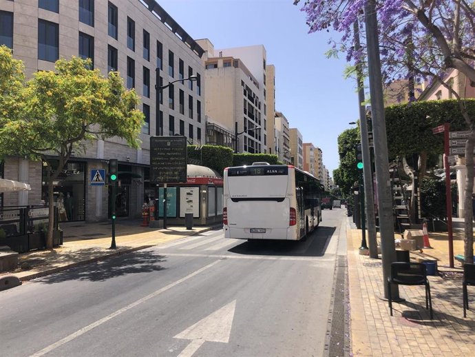 Un bus atraviesa el Paseo de Almería desde Puerta de Purchena.