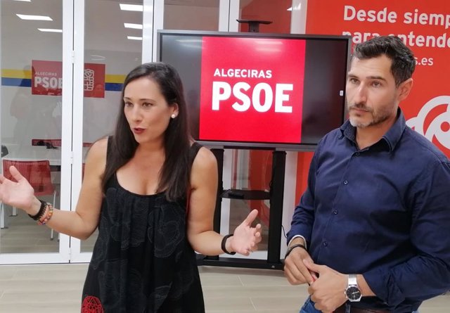 La secretaria general del PSOE de Algeciras y diputada autonómica, Rocío Arrabal, y el portavoz en el Ayuntamiento, Fran Fernández, este lunes en rueda de prensa.