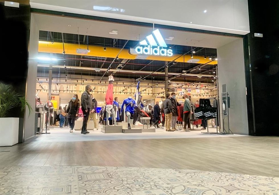 Archivo - Apertura Adidas Outlet en The Outlet Stores Alicante