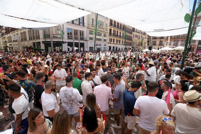 Ambiente en el centro de Málaga durante la Feria de Agosto