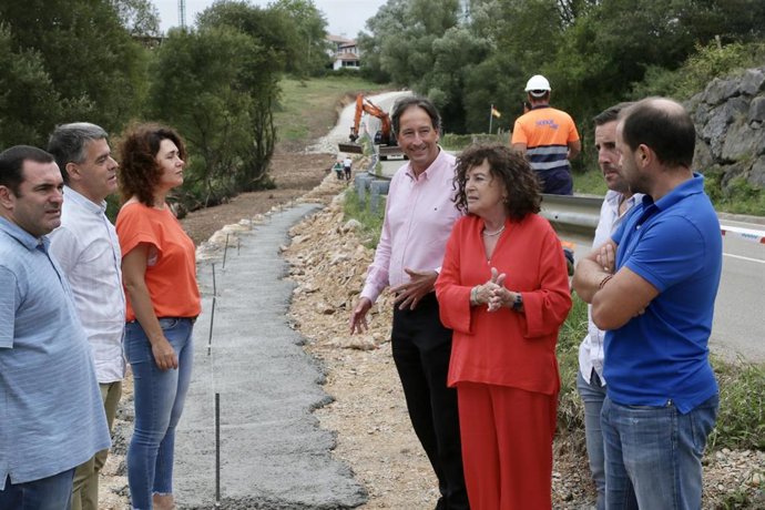 El consejero de Obras y la alcaldesa de Comillas supervisan la construcción del paseo peatonal que unirá la localidad con Ruiseñada