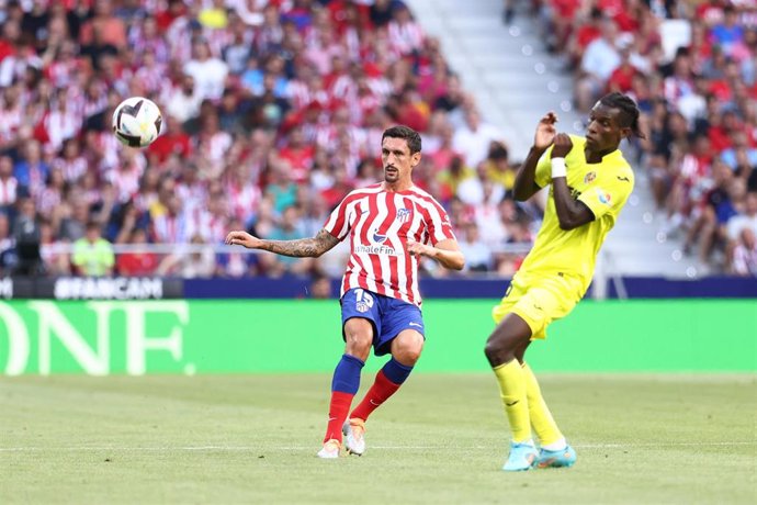 Stefan Savic despeja un balón durante el Atlético de Madrid-Villarreal de LaLiga Santander 2022-2023