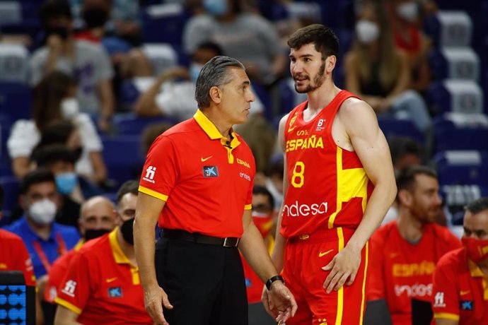 Archivo - Darío Brizuela habla con Sergio Scariolo durante un partido de la selección española de baloncesto