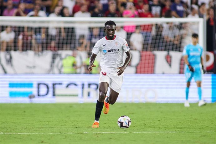 Tanguy Nianzou durante su debut con el Sevilla ante el Valladolid en LaLiga Santander 2022-2023