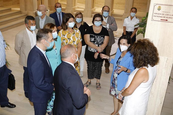 El alcalde de Albacete, Emilio Sáez, ha invitado hoy a la ministra de Defensa, Margarita Robles, a la Feria de septiembre