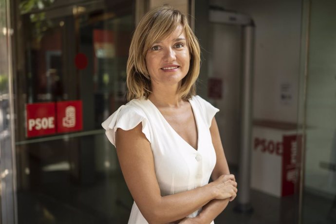 La ministra de Educación y Formación Profesional, Pilar Alegría, posa tras una entrevista con Europa Press, en la sede del PSOE, en una imagen de archivo.