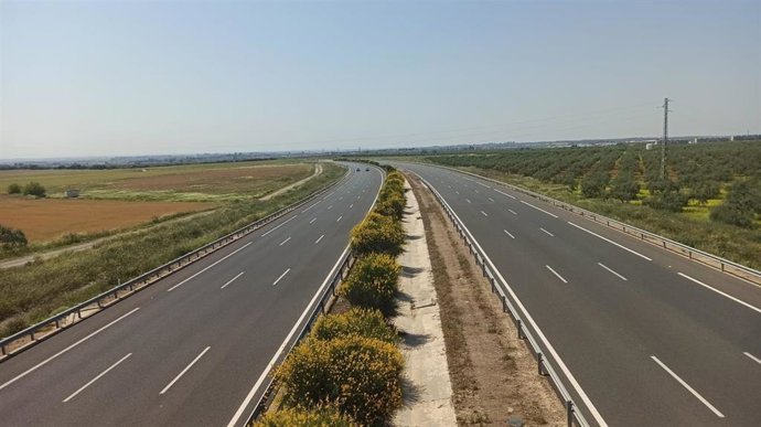 Archivo - Tramo de la SE-40 en el Aljarafe