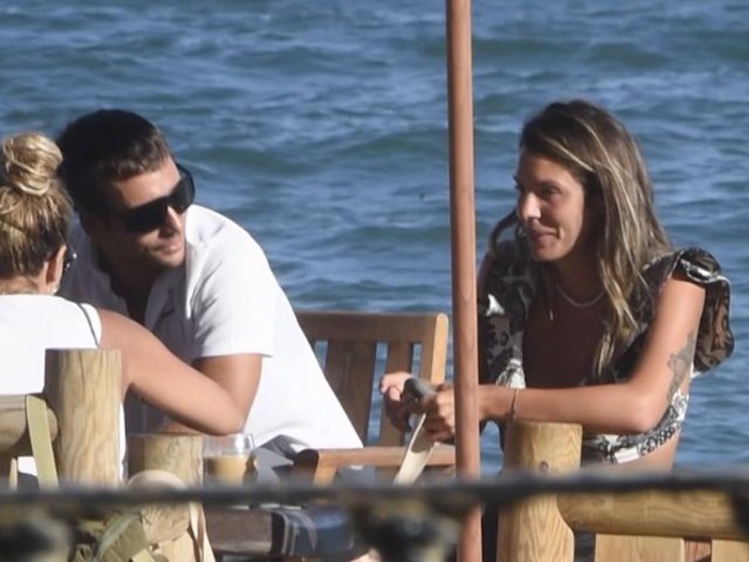 Laura Matamoros y Benji Aparicio en un restaurante de Marbella