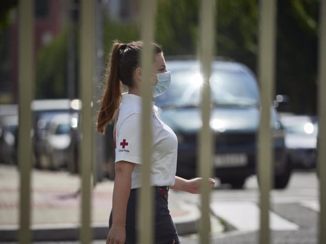 Archivo - Una voluntaria de Cruz Roja camina por las inmediaciones del Instituto de Educación Secundaria de Mendillorri la zona donde realizarán durante esta tarde pruebas PCR de diagnóstico de COVID-19 a jóvenes de entre 17 y 28 años, en Pamplona, Navarr