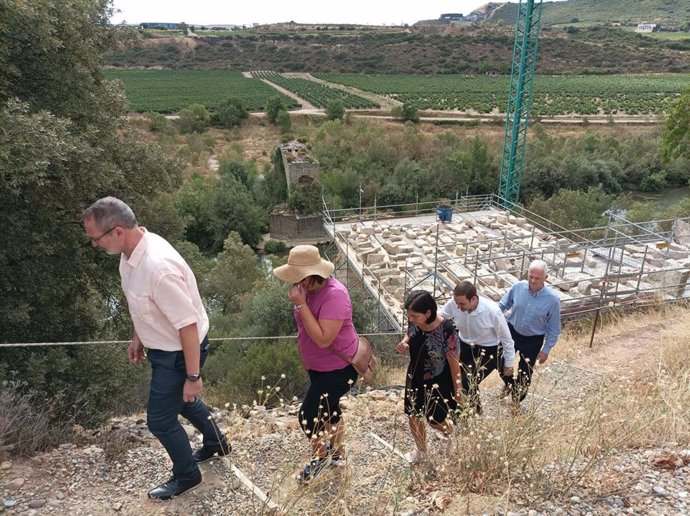 El alcalde de Logroño cierra la comitiva municipal que ha acudido a ver la situación de las obras de consolidación del Puente Mantible