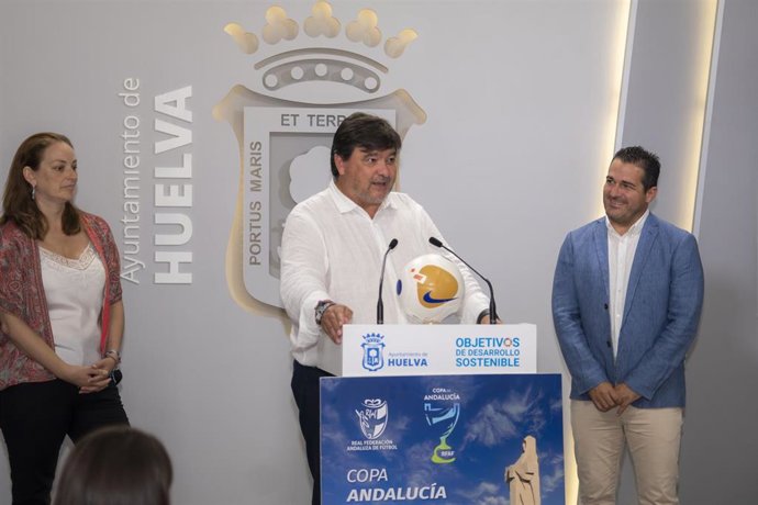 El alcalde de Huelva, Gabriel Cruz, en la rueda de prensa de este lunes.