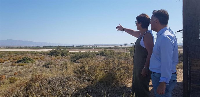 Los concejales del PSOE Adriana Valverde y Antonio Ruano visitan Las Salinas de Cabo de Gata (Almería).