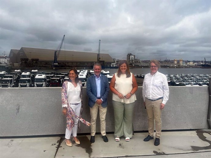 Clara Martín visita el Puerto de Santander.