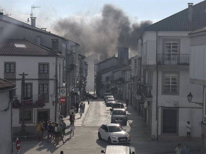 Nube de humo por el incendio declarado en una vivienda de la Rúa do Medio, en Santiago