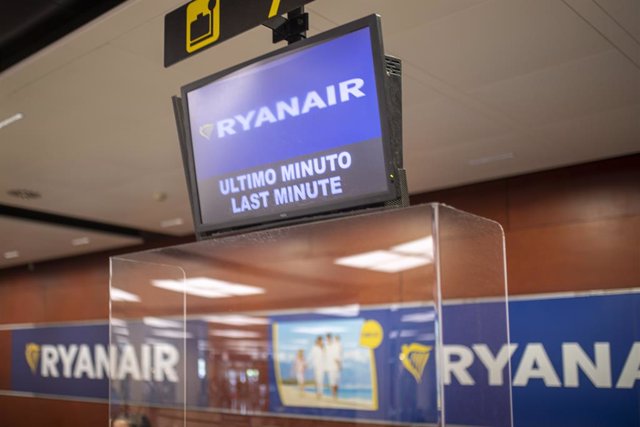 Una pantalla en una ventanilla de Ryanair en el Aeropuerto Josep Tarradellas Barcelona-El Prat, a 8 de agosto de 2022, en Barcelona, Catalunya (España). Se reanudan hoy las nuevas jornadas de huelga de los tripulantes de cabina de pasajeros (TCP) españo