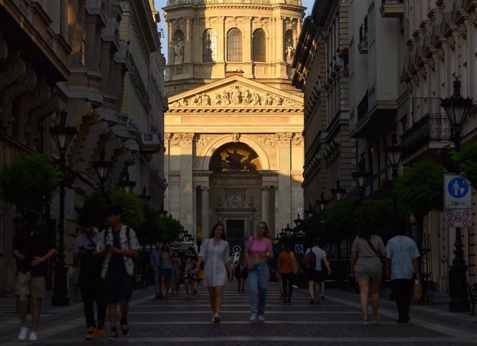 Archivo - Peatones en una calle de Budapest