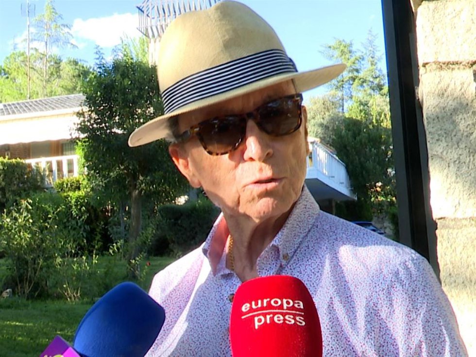 JOSÉ ORTAGA CANO LE RESPONDE A ANA MARÍA ALDÓN SACANDO LA BASURA