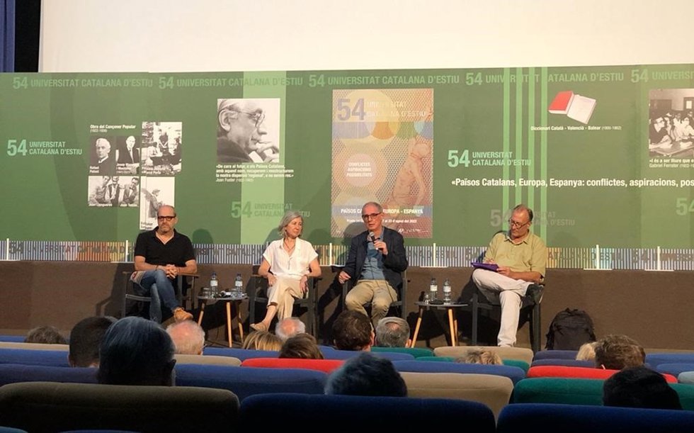 El periodista Quico Sallés; la presidenta de la ANC, Dolors Feliu; el catedrático de la UPF Josep Maria Vilasajoana, y el presidente de mnium Cultural, Xavier Antich.