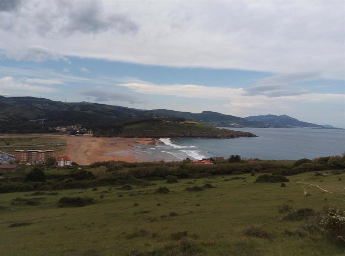 Jornada con algunas nubes en Muskiz (Bizkaia)