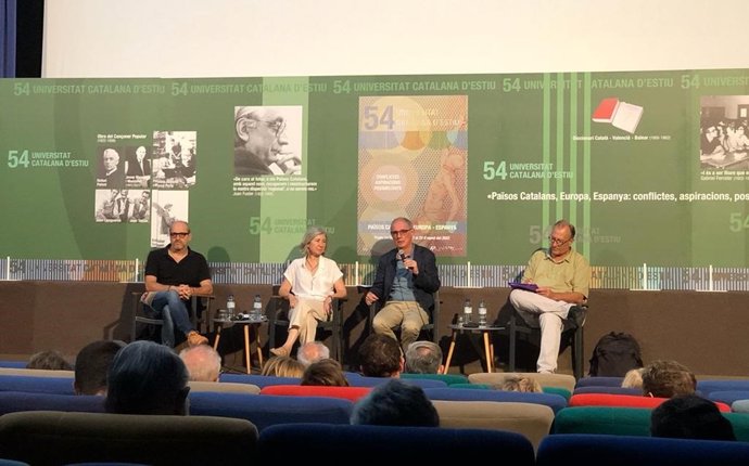 El periodista Quico Sallés; la presidenta de l'ANC, Dolors Feliu; el catedrtic de la UPF Josep Maria Vilasajoana, i el president d'mnium Cultural, Xavier Antich.