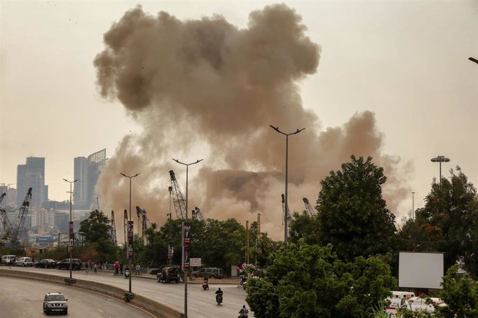 Humo por la caída de silos en Líbano