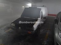Un hombre sufre una intoxicación al inhalar humo en el incendio de un vehículo estacionado en Murcia