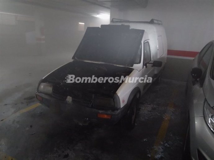 Vehículo afectado por el incendio