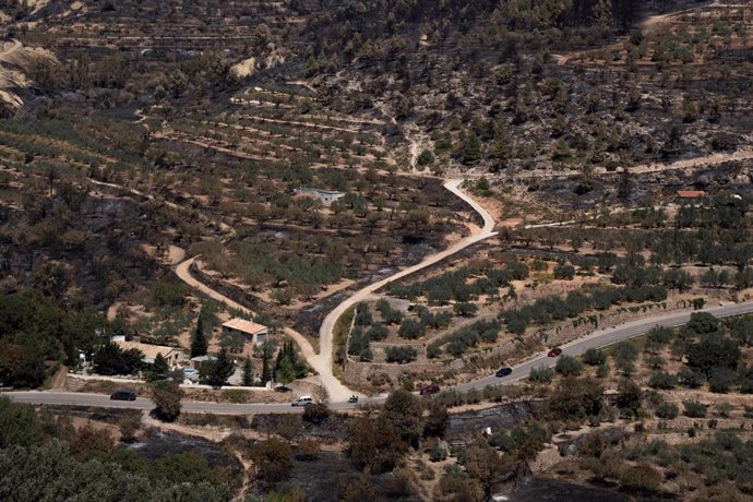 Varios coches pasan por la carretera, a 20 de agosto de 2022, en Bejís, Castellón.