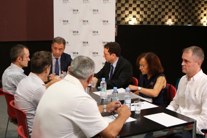 El consejero de Presidencia, Turismo, Cultura y Deportes, Marcos Ortuño, en el centro, durante una reunión sobre ayudas del ICA