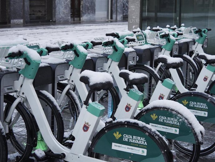 Archivo - Un puesto de bicicletas eléctricas compartidas, Ride On Pamplona