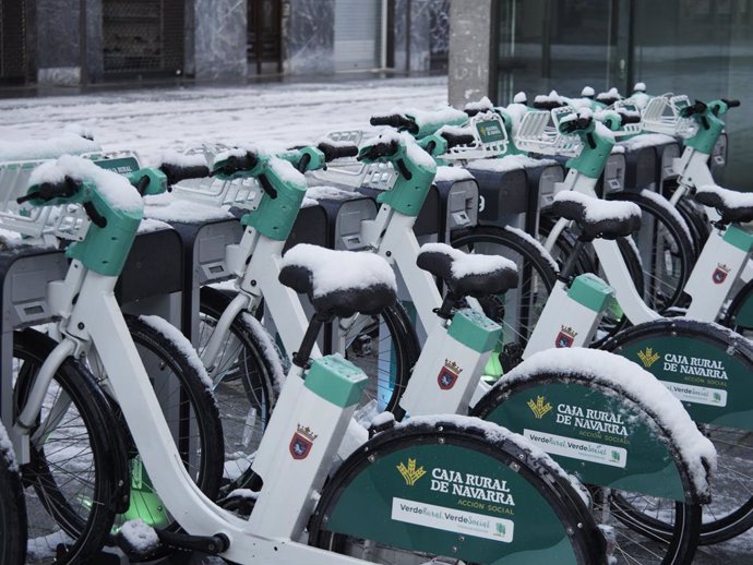 Archivo - Un puesto de bicicletas eléctricas compartidas, Ride On Pamplona, con nieve, a 2 de abril de 2022, en Pamplona, Navarra (España). En la madrugada del sábado 2, ha vuelto la nieve a Navarra, y ha cuajado en Pamplona alcanzado unos 5 centímetros