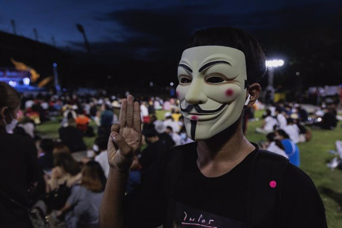 Una protesta contra el primer ministro tailandés en el entorno de la universidad