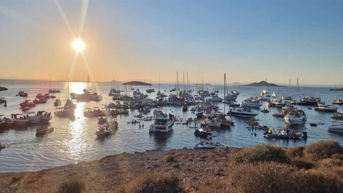 Foto de la concentración de embarcaciones de recreo en el entorno natural de la Isla del Ciervo, en el Mar Menor