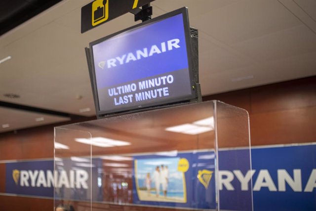 Una pantalla en una ventanilla de Ryanair. 